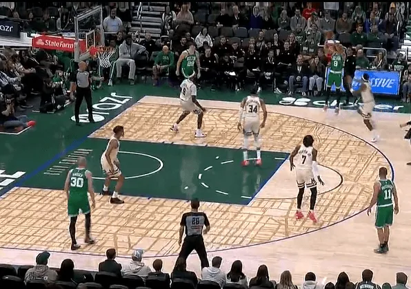 怀特接球三分再中，凯尔特人领先雄鹿到22分分差